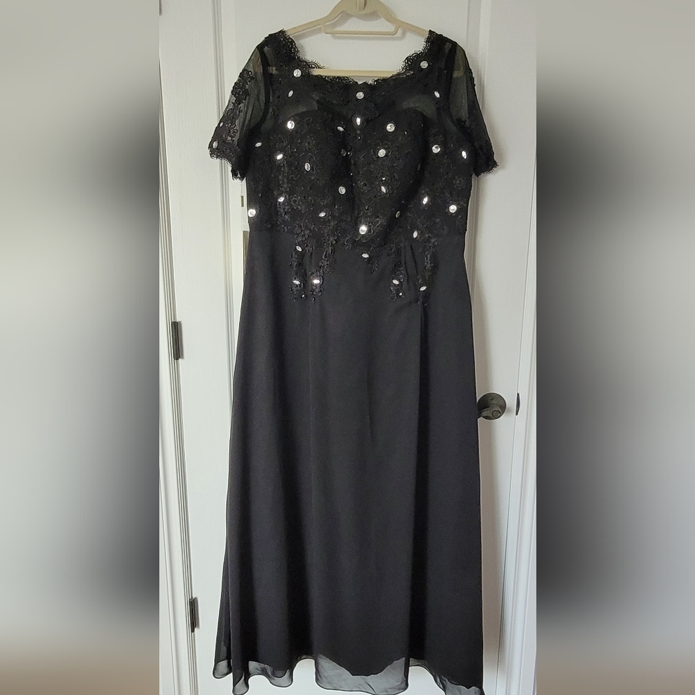 Black Formal Evening gown - Size 18 - NWT